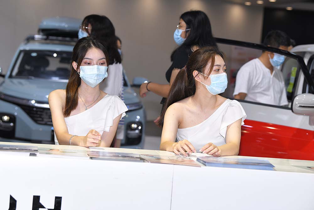 精选街拍作品 NO.1231 前台小姐姐街拍 预览图 - 2