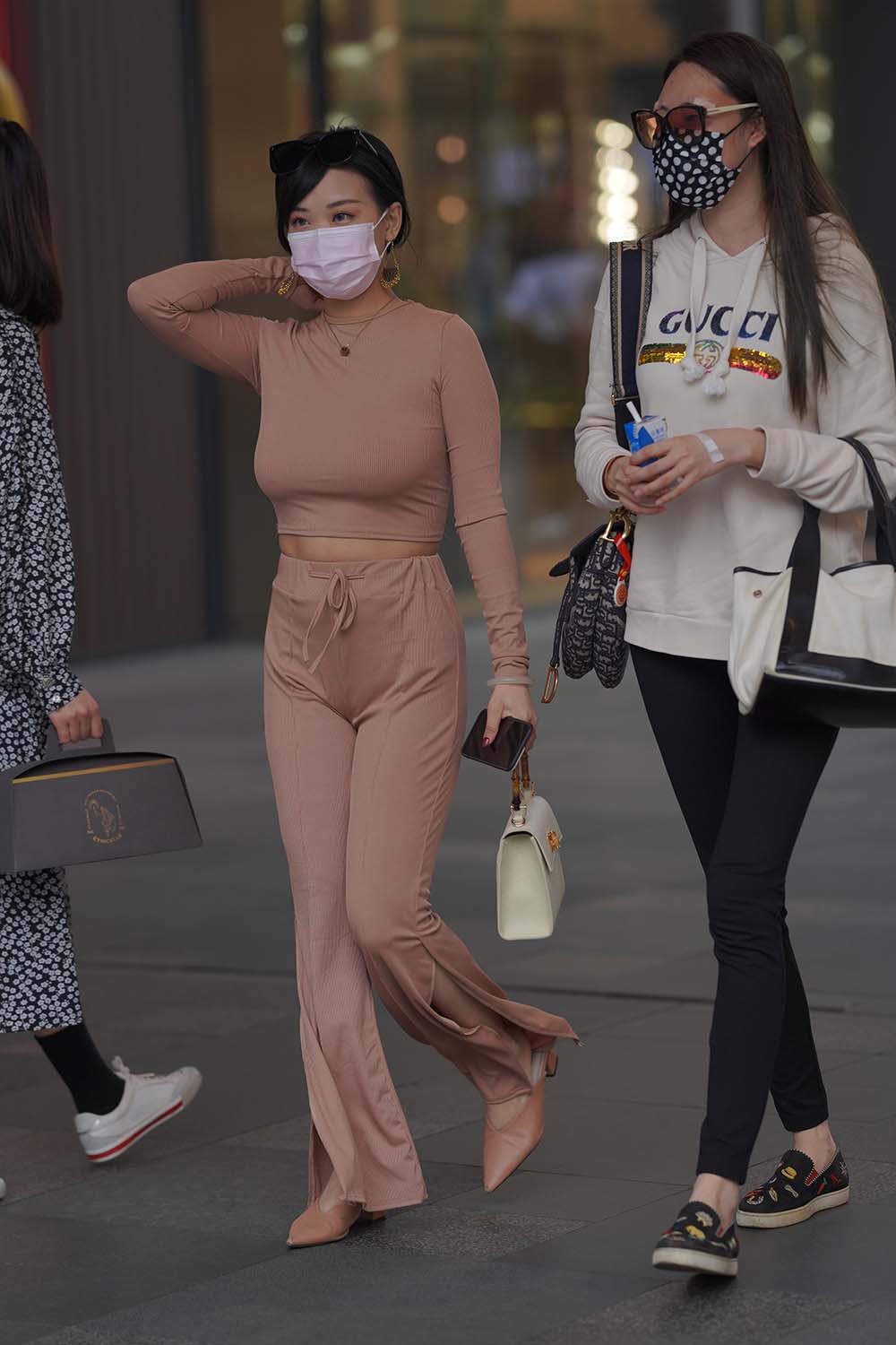 精选街拍作品 NO.1233 身材超绝的美少妇套图