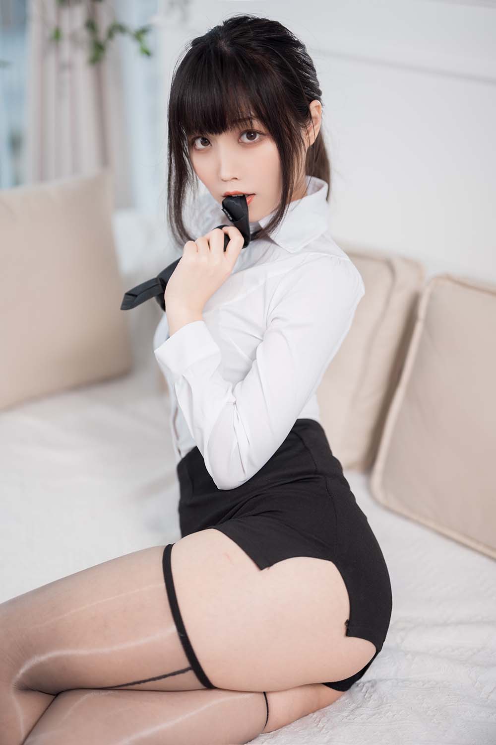汪知子 – OL黑丝 预览图 - 2