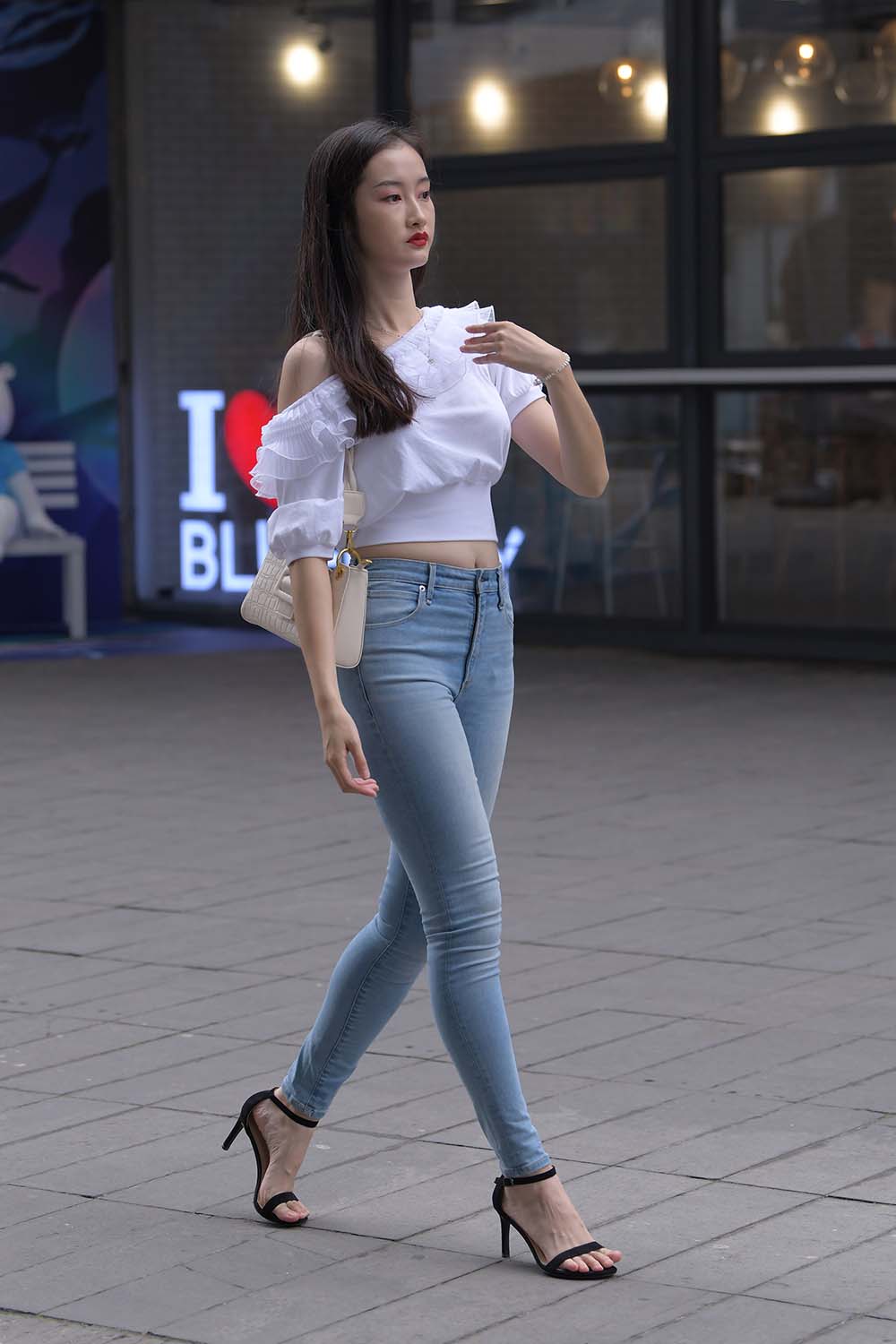 精选街拍作品 NO.1318 一只麋鹿摄影作品 – 蓝色紧身牛仔裤美女 预览图 - 2