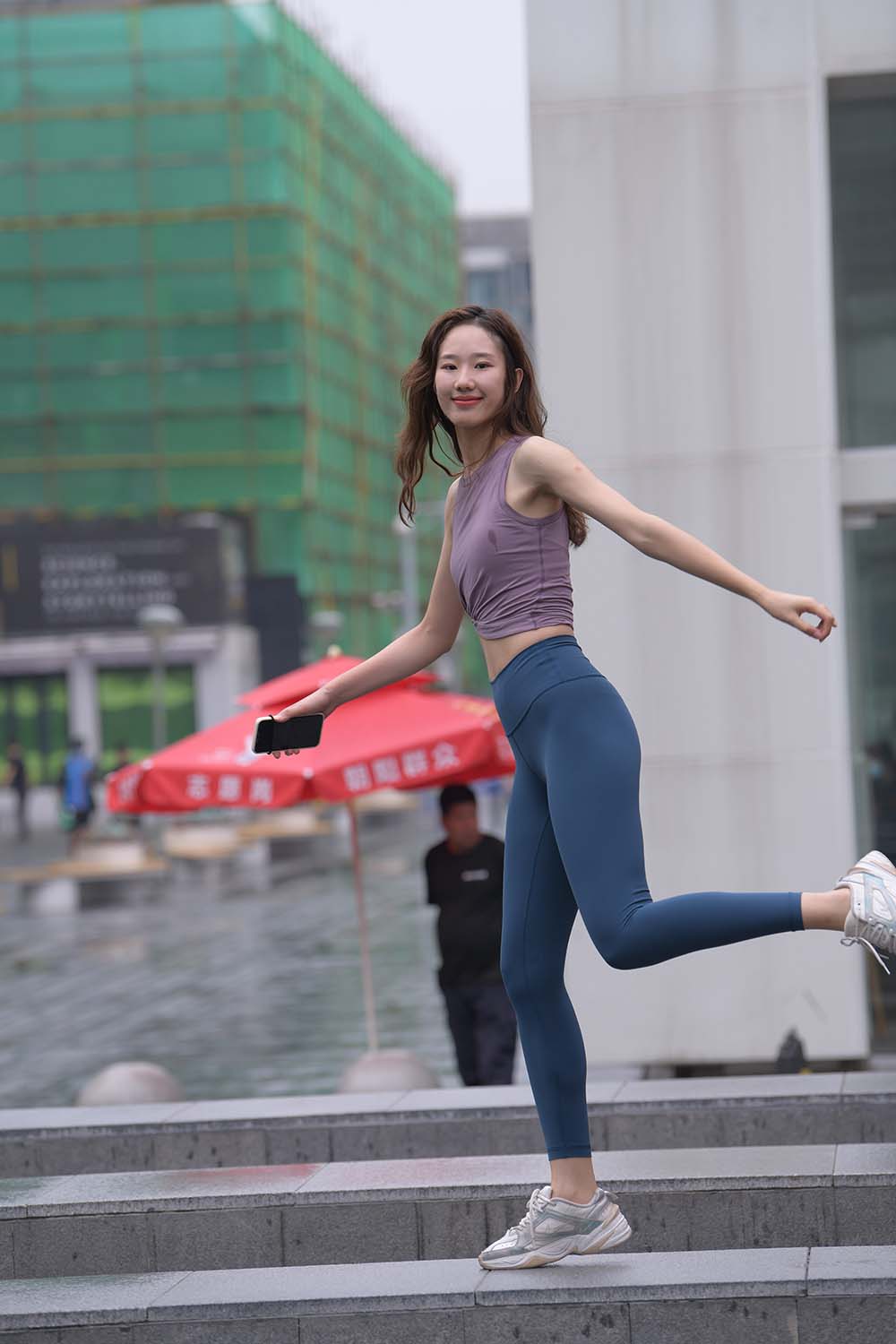 精选街拍作品 NO.1375 一只麋鹿摄影作品 – 蓝色瑜伽裤运动系高挑美女 预览图 - 2