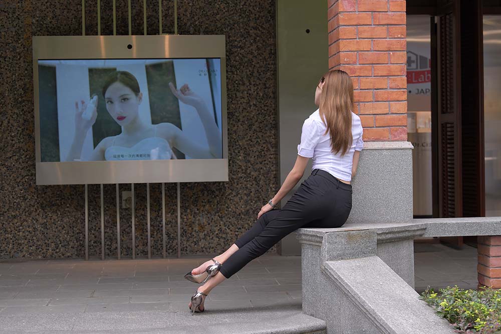 精选街拍作品 NO.1393 一只麋鹿摄影作品 – 黑色西裤美女 预览图 - 2