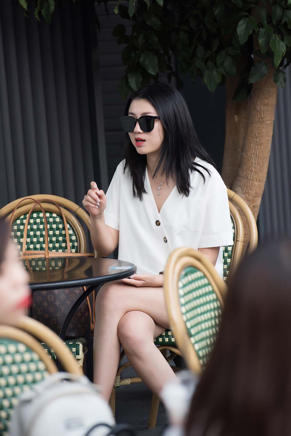 精选街拍作品 NO.1398 喝咖啡的美女 预览图 - 2