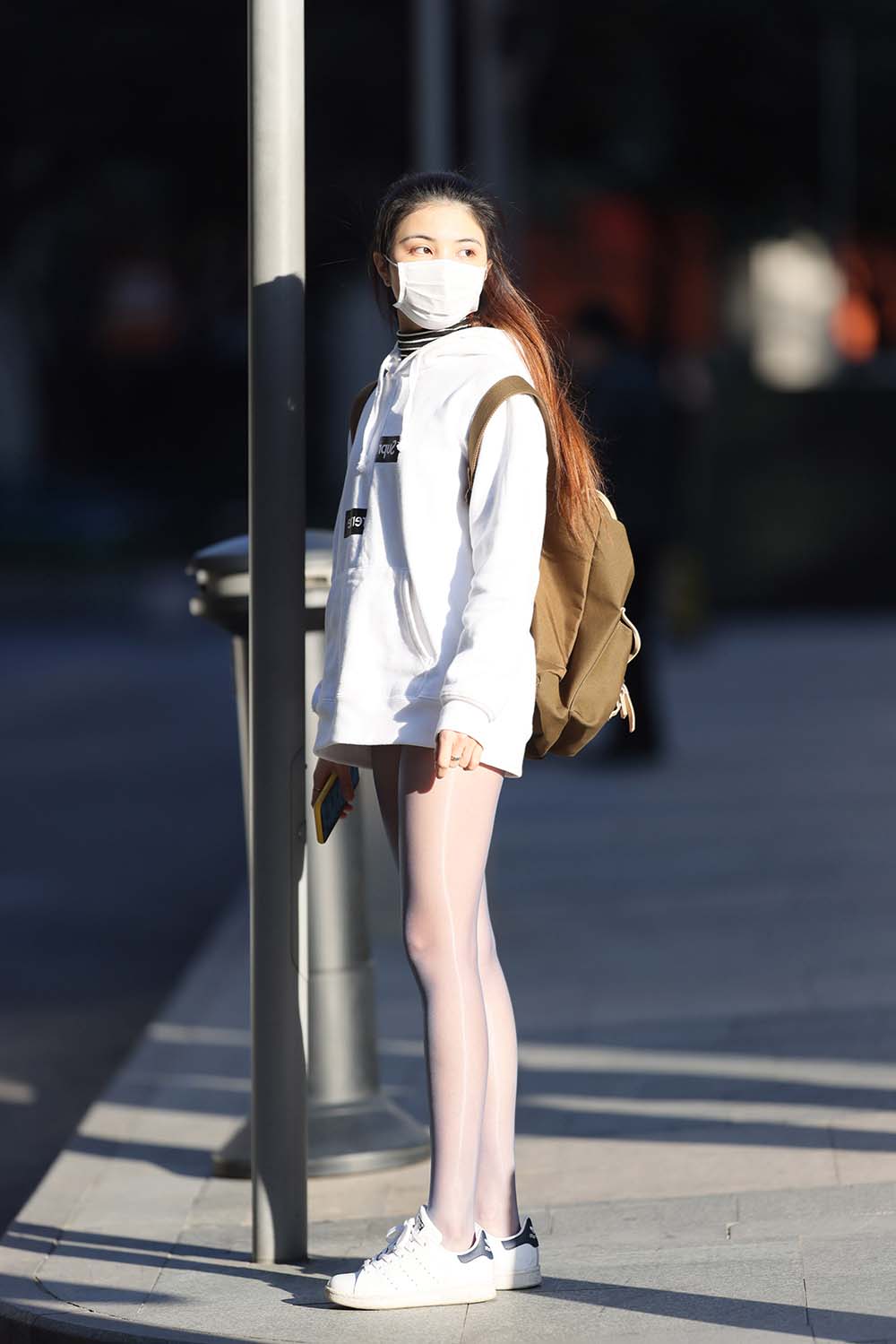 精选街拍作品 NO.1400 偶遇路边清纯的油亮丝袜少女