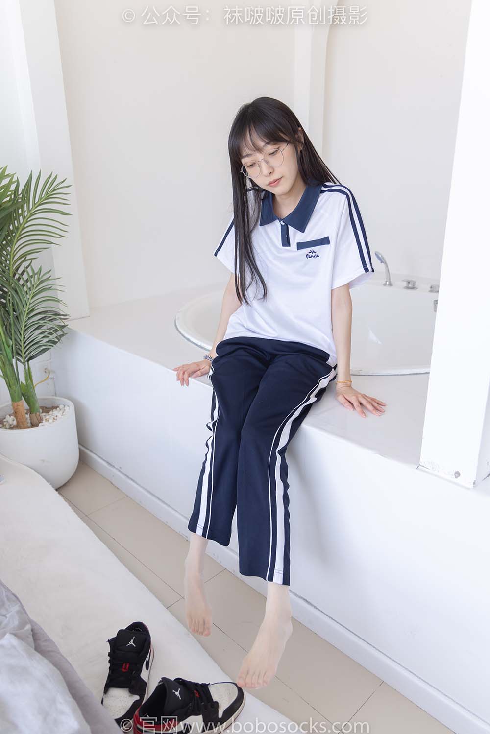 [BoBoSocks袜啵啵]NO.207 稚予-aj板鞋、白棉袜、油亮白丝、校服裤里丝 预览图 - 2