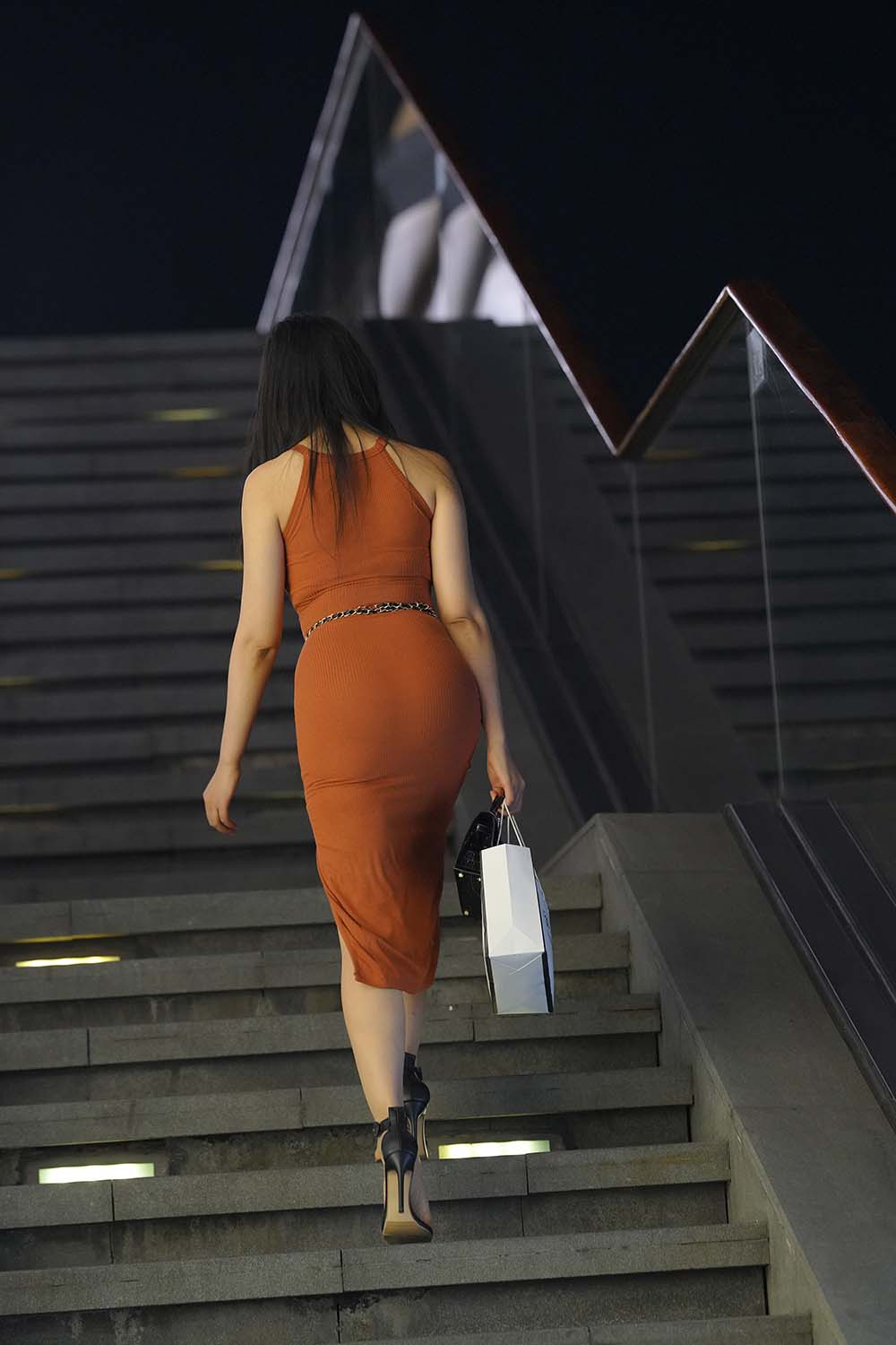 精选街拍作品 NO.1464 漂亮的开叉包臀裙美女 预览图 - 2