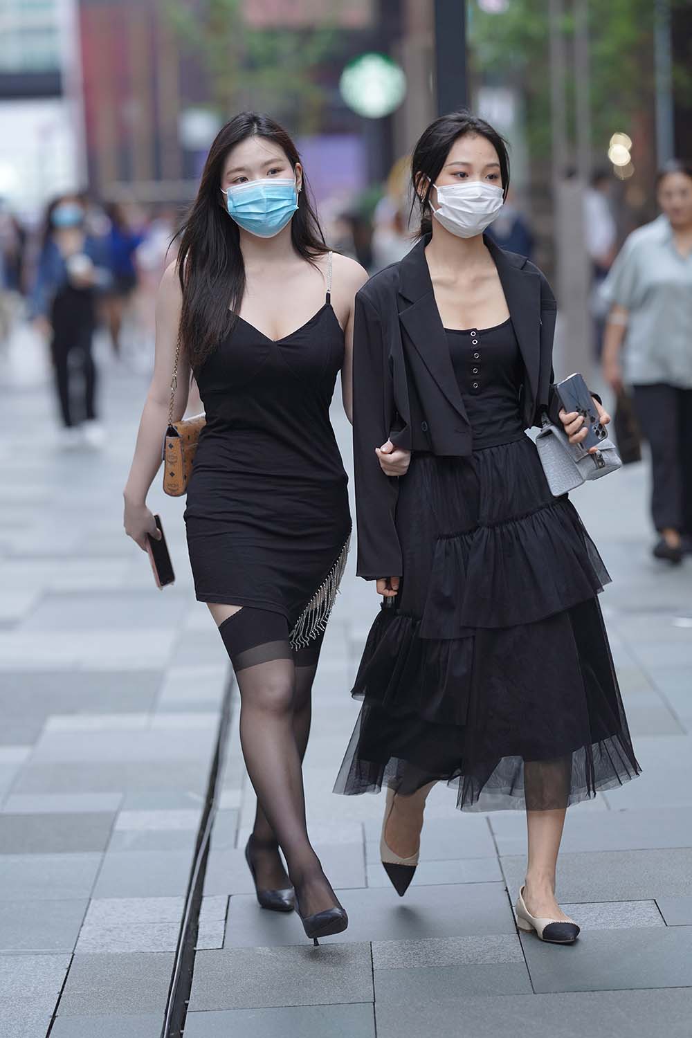 精选街拍作品 NO.1481 漂亮的吊带黑丝美女