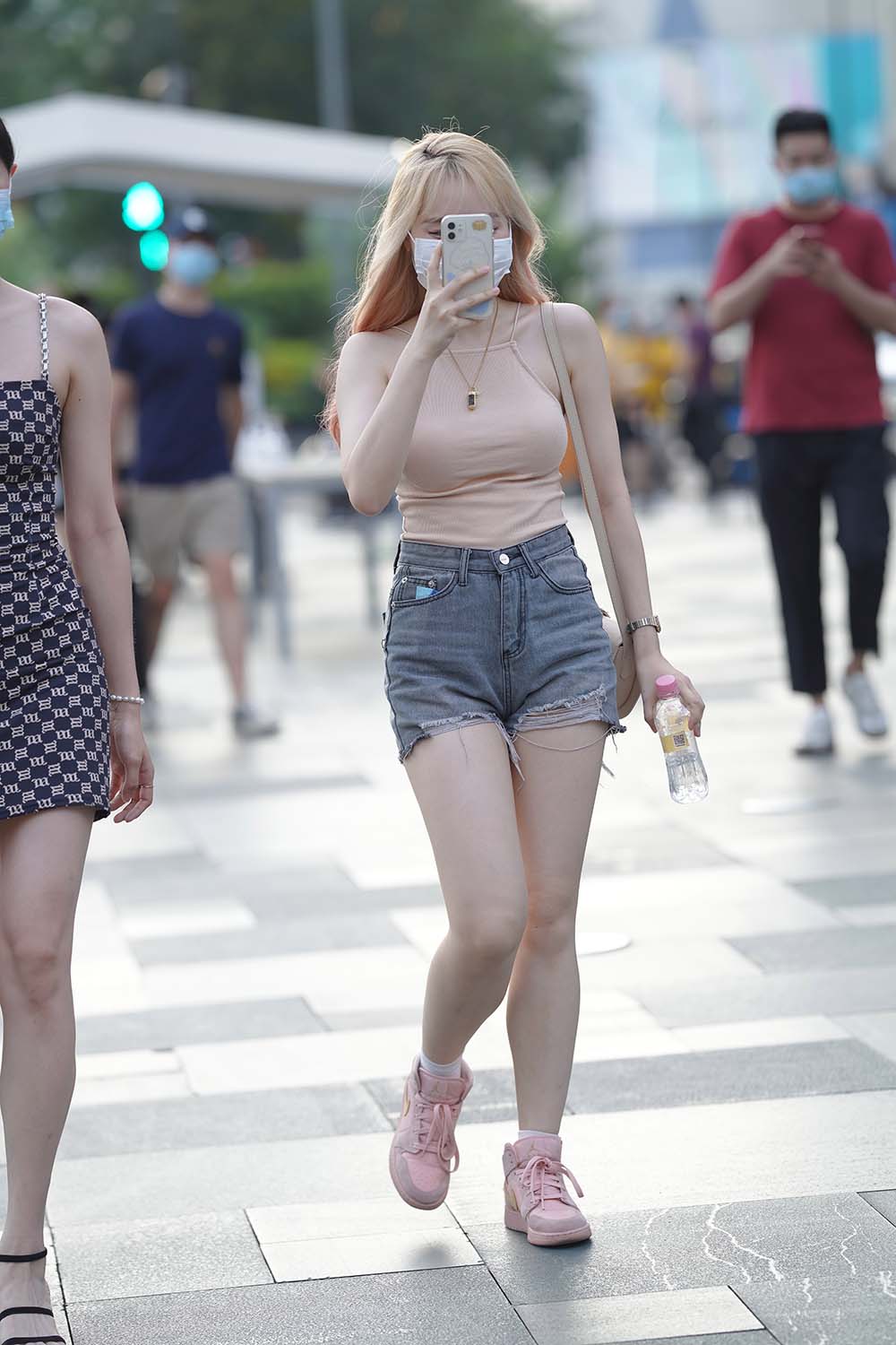 精选街拍作品 NO.1539 漂亮的吊带连体包臀裙美女