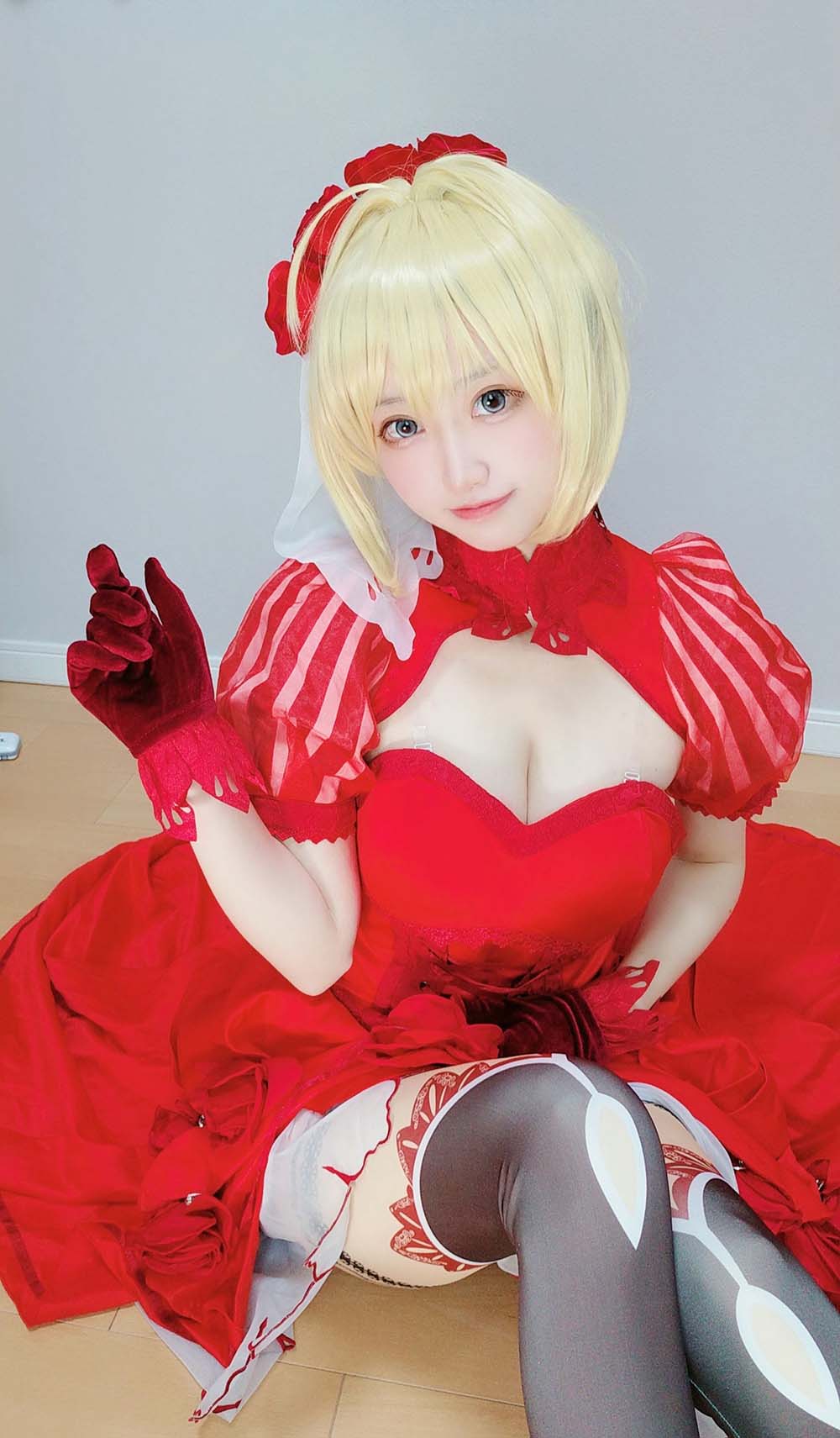 千阳(ちよ) – 尼禄红礼服