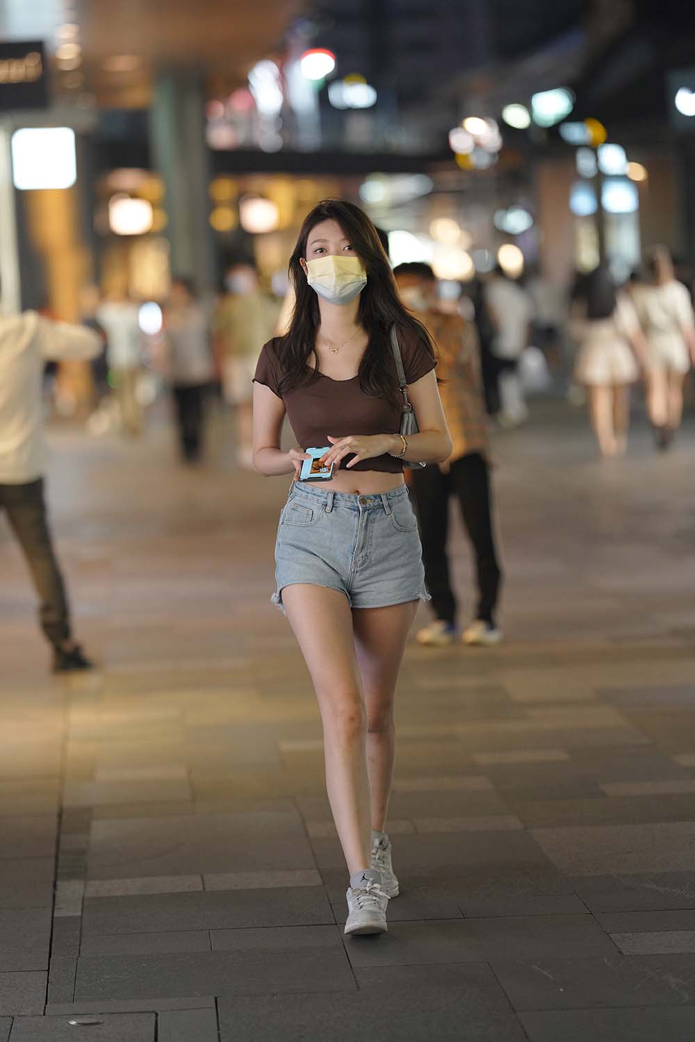 精选街拍作品 NO.1604 玩手机的热裤美女 预览图 - 2