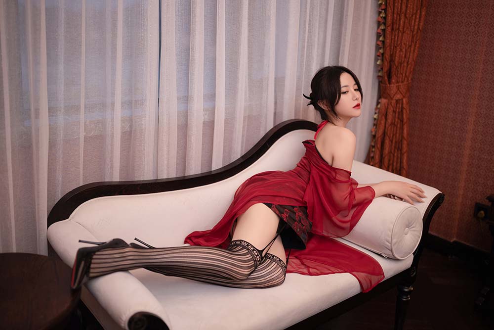 秀人名模鱼子酱Fish内部私购未上架《落叶有情》写真