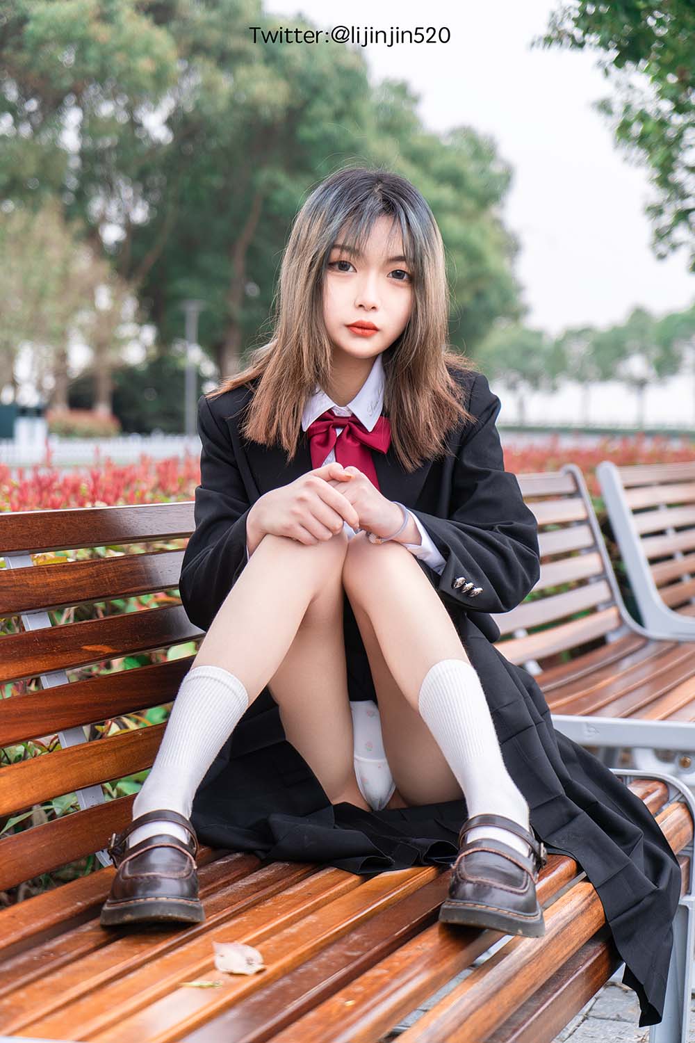 梨瑾瑾 – 户外黑长服 预览图 - 2