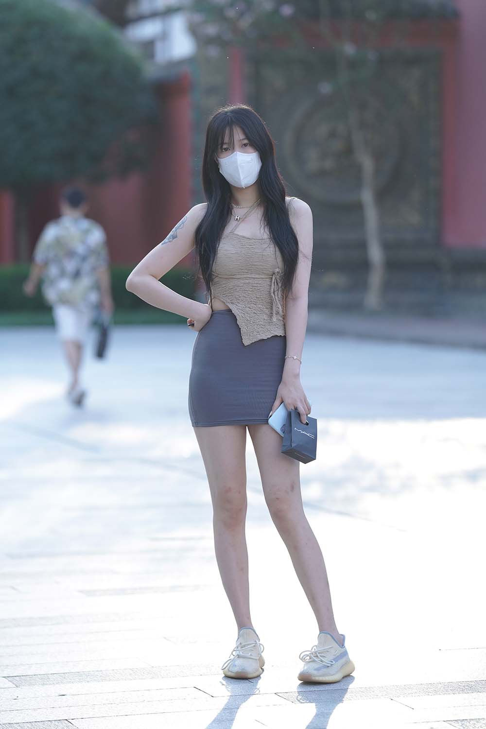 精选街拍作品 NO.1618 长腿紧身灰色包臀裙美女 预览图 - 2