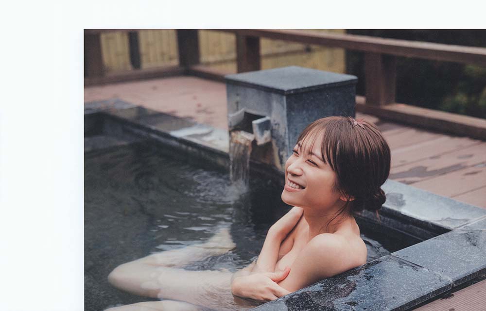 秋元真夏 卒業記念写真集『振り返れば、乃木坂』 预览图 - 2