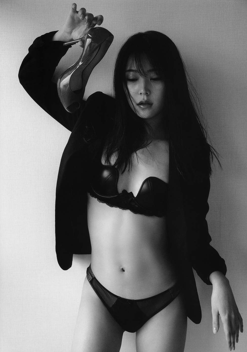 Miru Shiroma 白間美瑠 NMB48卒業記念写真集「REBORN」