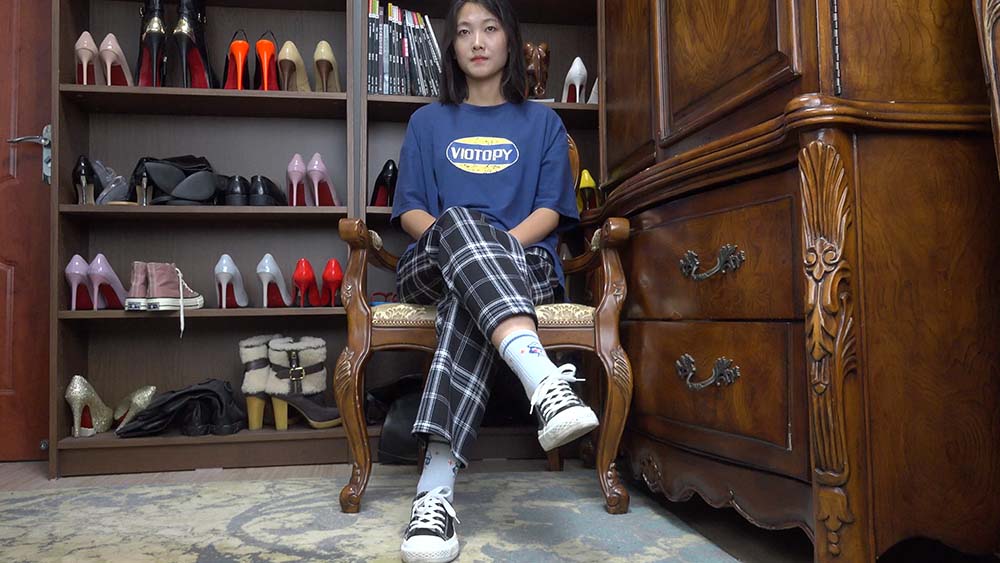 A&F NO.087 Muxiaolan展示她的性感的39码大脚丫