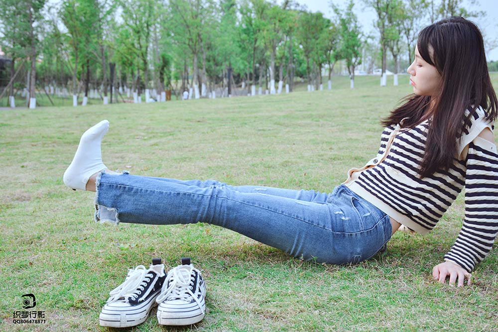 [织梦映像]NO.016 少女牛仔裤草地白袜