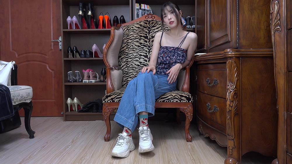 A&F NO.108 美女王佳展示原味棉袜裸足