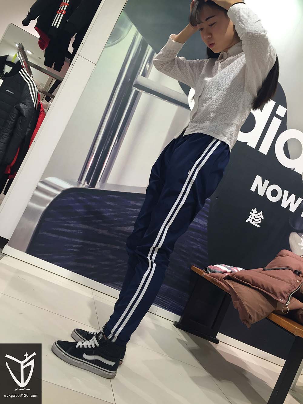 [YJ街拍]001 商场帆布鞋棉袜 预览图 - 2