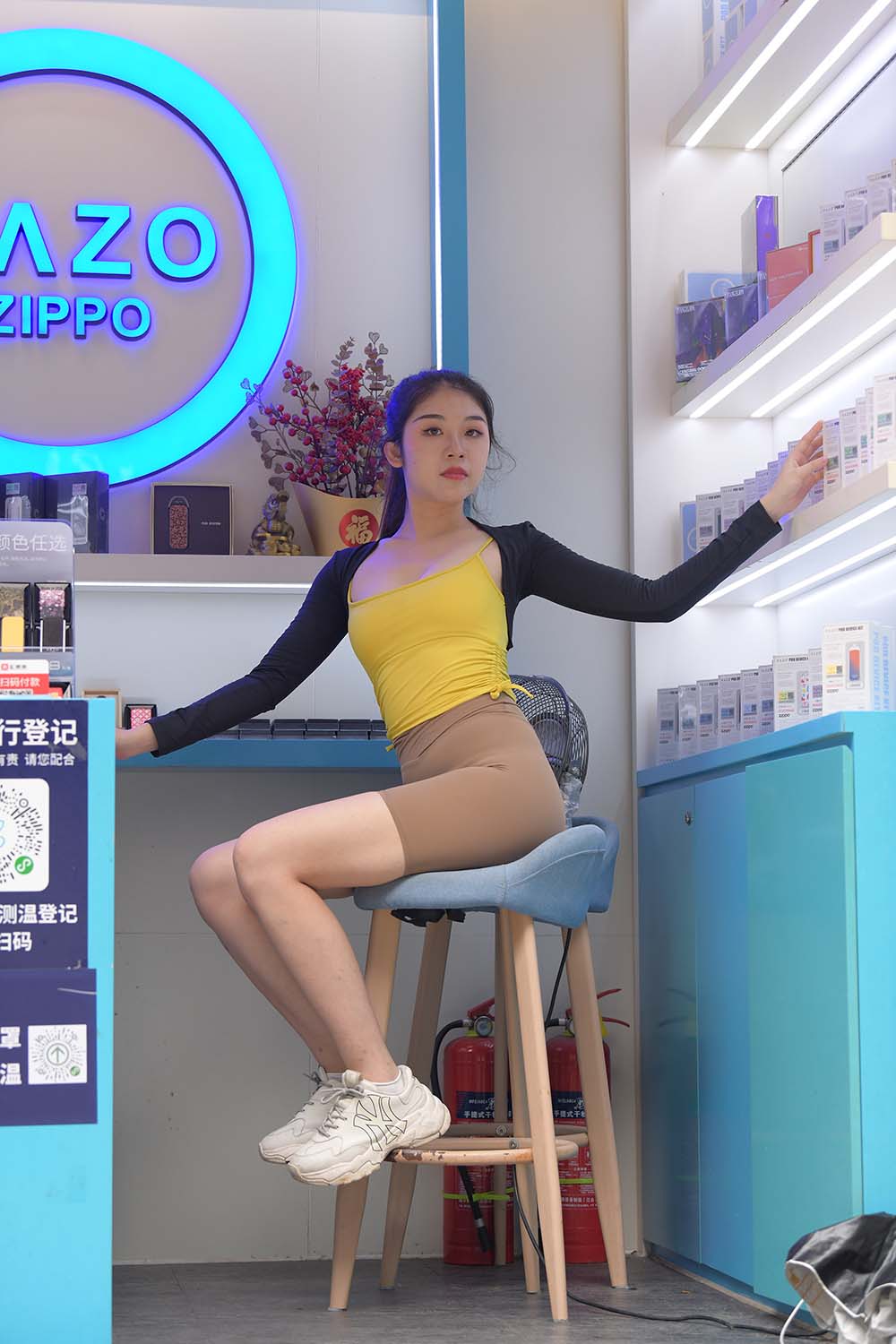 精选街拍作品 NO.1761 漂亮的黄衣吊带超紧裤美女