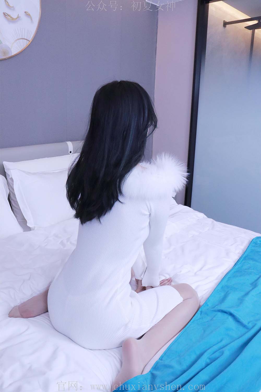 初夏女神 NO.010 依依 2022款白色毛领连衣裙搭白色短靴 预览图 - 2