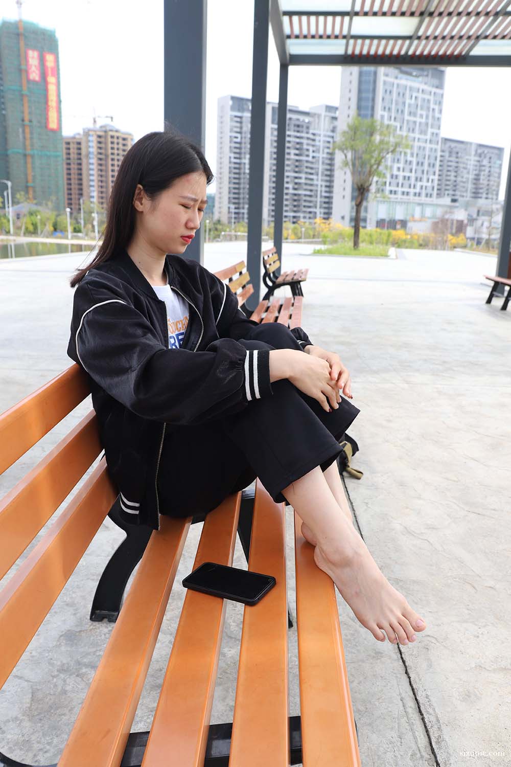 Pary摄影 NO.045 春暖花开，与小芳到户外拍摄美脚