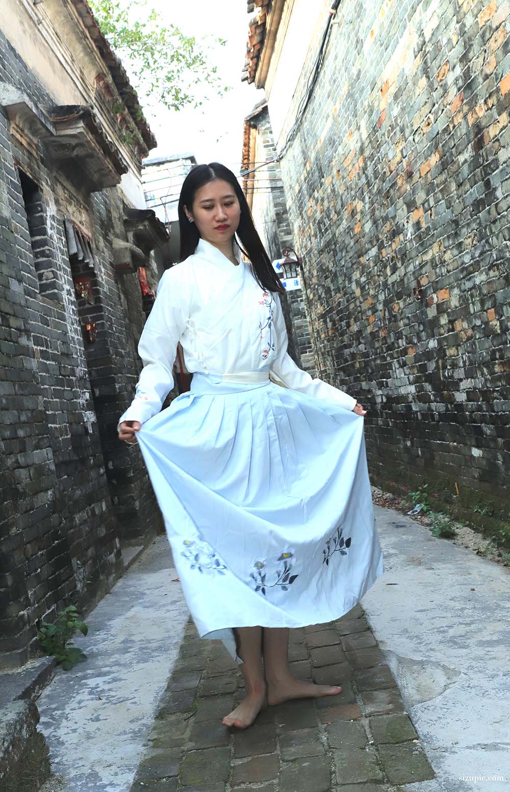 Pary摄影 NO.049 极品美女小芳穿上汉服古镇赤脚