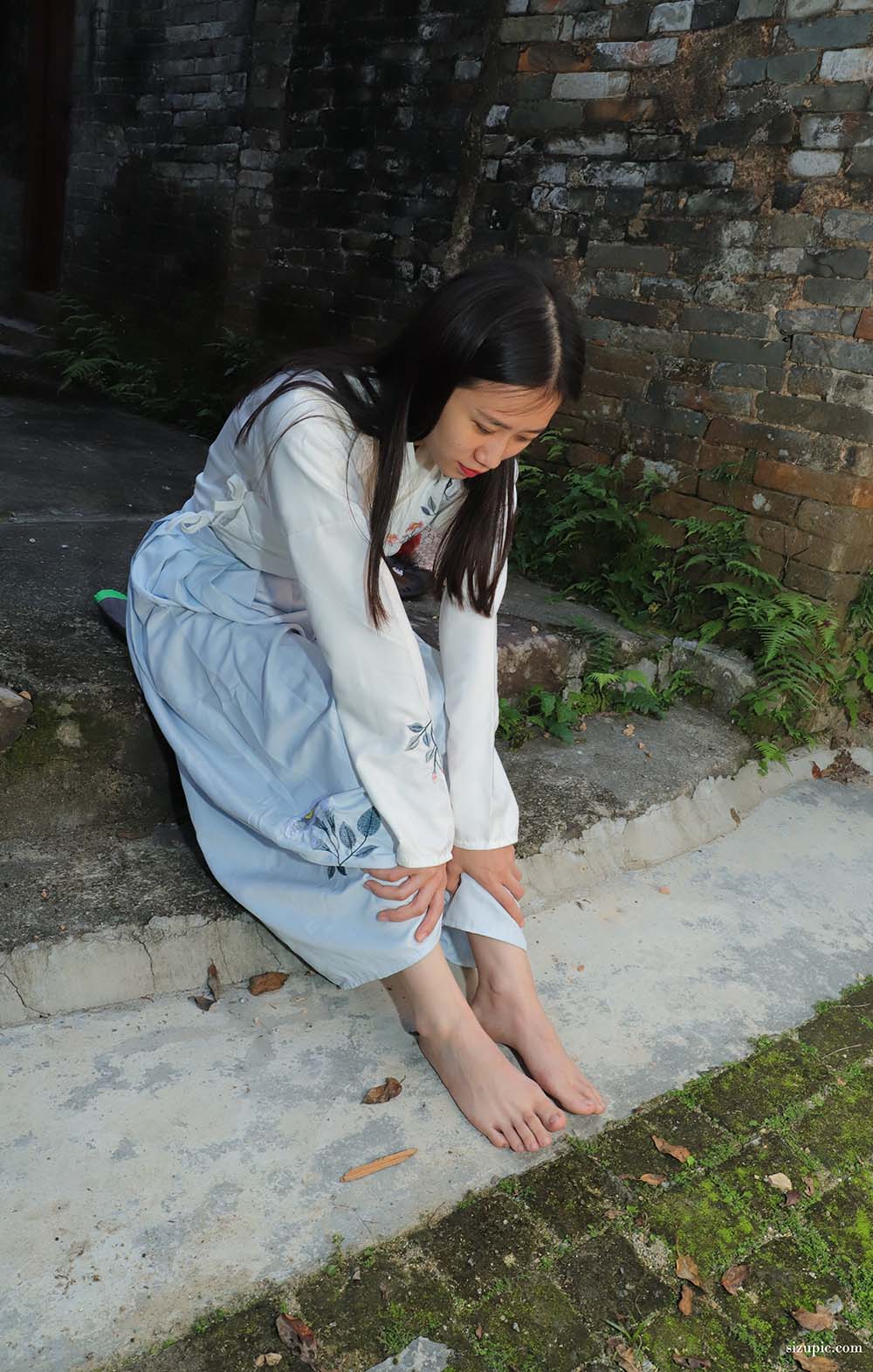 Pary摄影 NO.049 极品美女小芳穿上汉服古镇赤脚 预览图 - 2