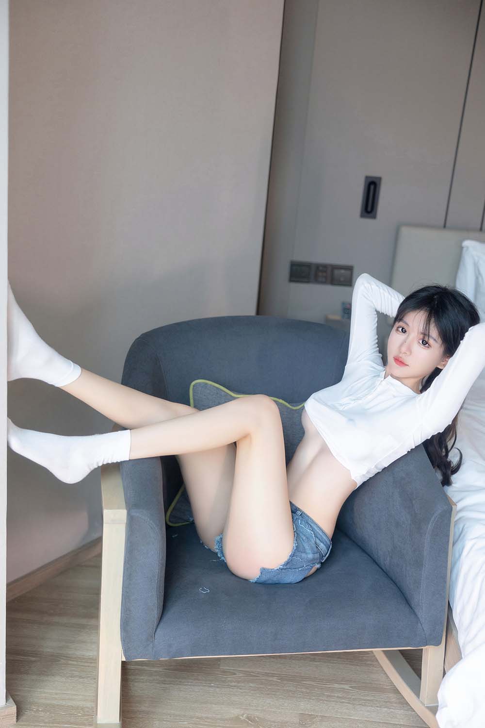 谢小蒽(幼幼) – 白衣牛仔裤 预览图 - 2