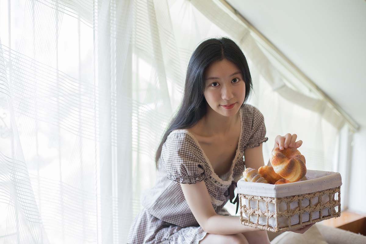 [YITUYU艺图语]2023.08.31 要吃布丁吗 饲猫少女- 预览图 - 2