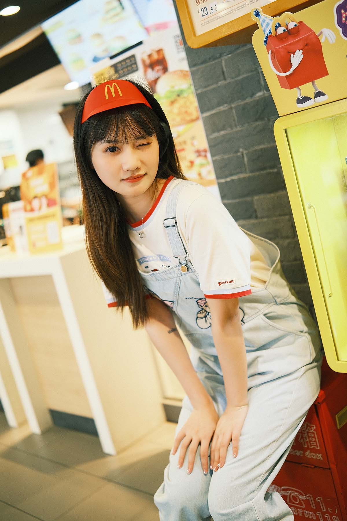 [YITUYU艺图语]2023.09.15 麦当劳女孩 不许翘二郎腿 预览图 - 2