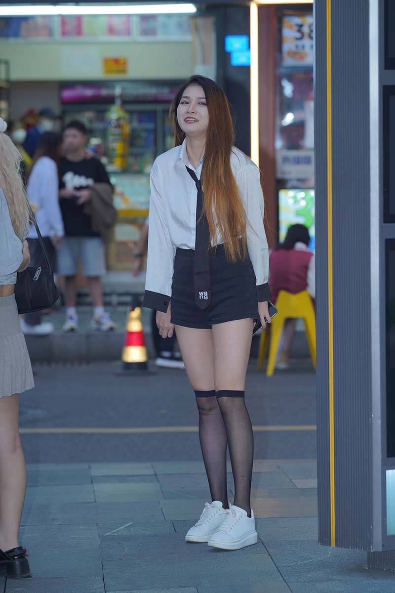 精选街拍作品 NO.1997 衬衫短裤黑丝