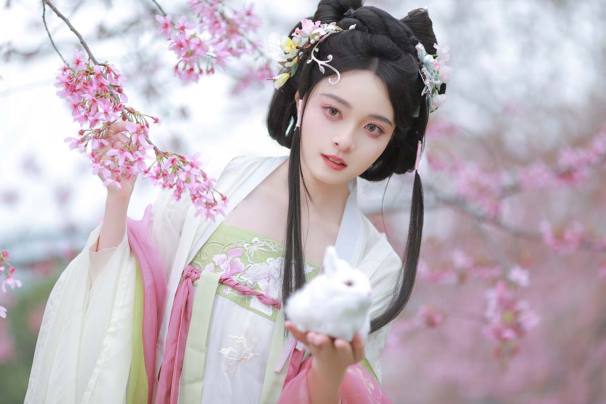 [YITUYU艺图语]2024.04.03 樱花雨 努力化妆的岁岁