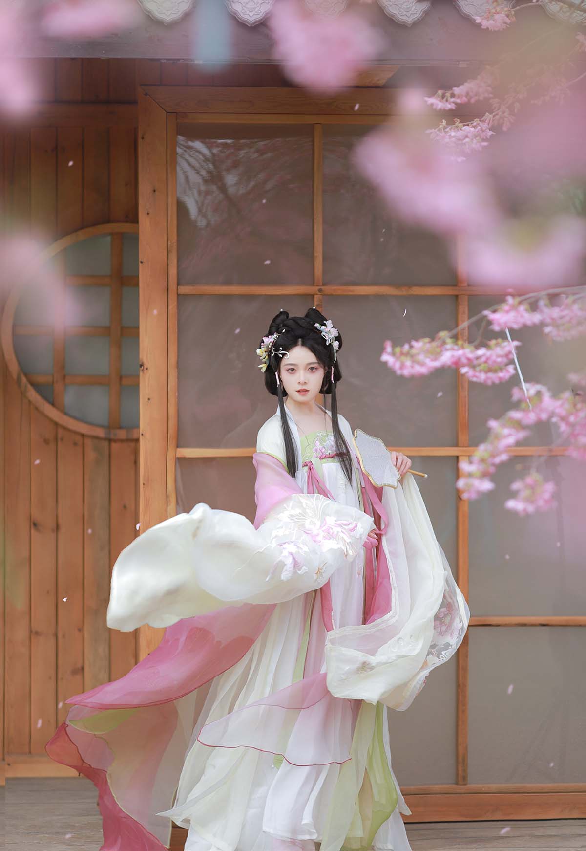 [YITUYU艺图语]2024.04.03 樱花雨 努力化妆的岁岁 预览图 - 2