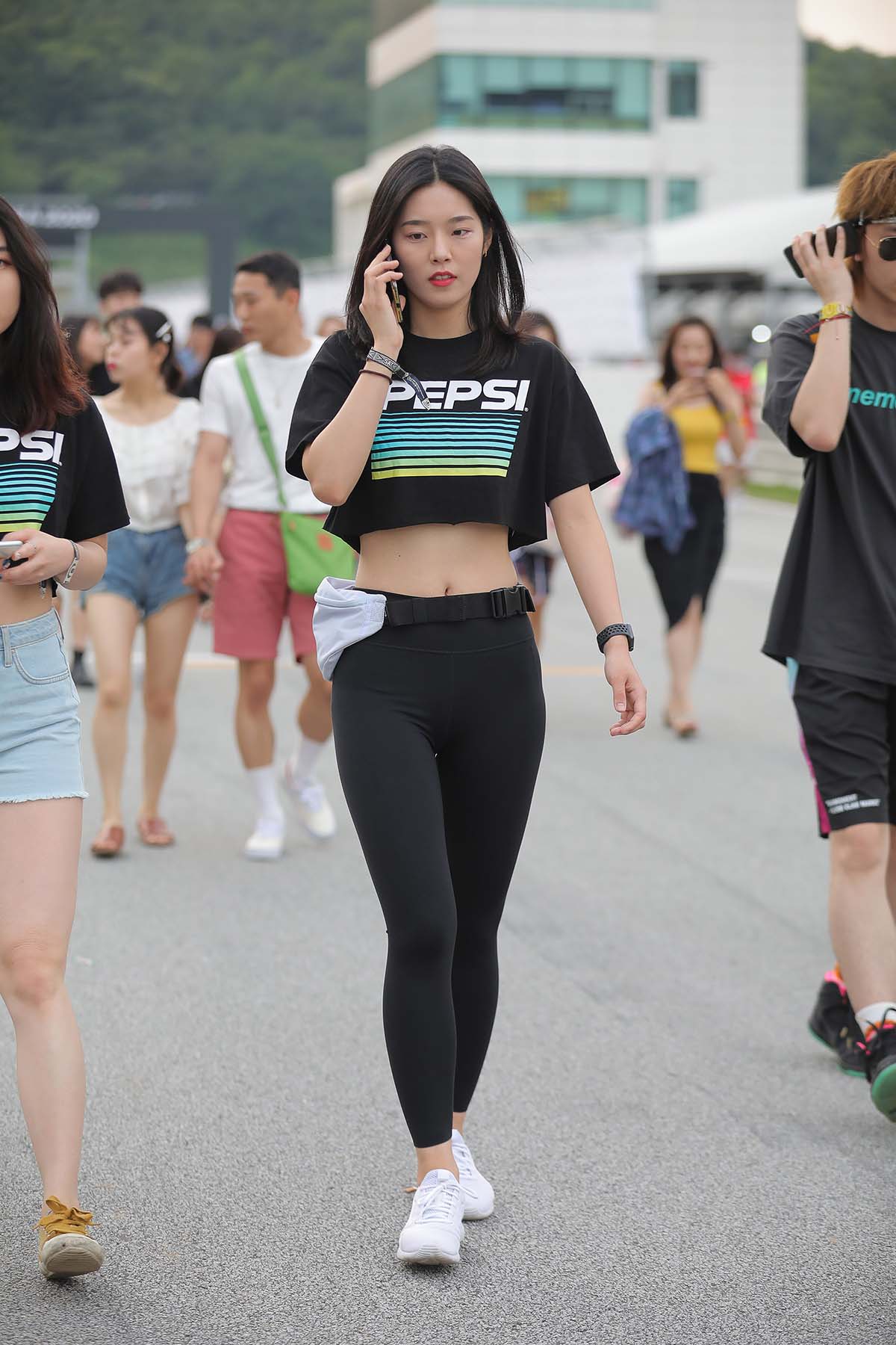 精选街拍作品 NO.2356 白色热裤短靴美腿