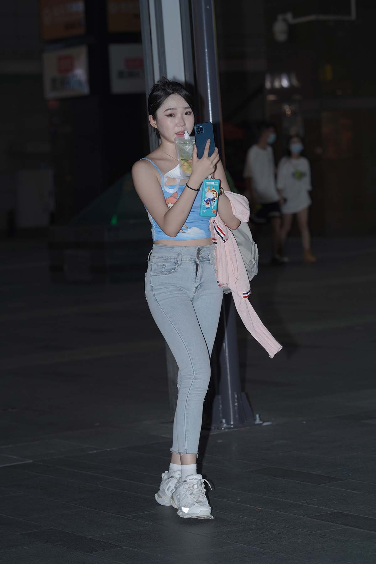 精选街拍作品 NO.2367 蓝色紧牛香肩吊带