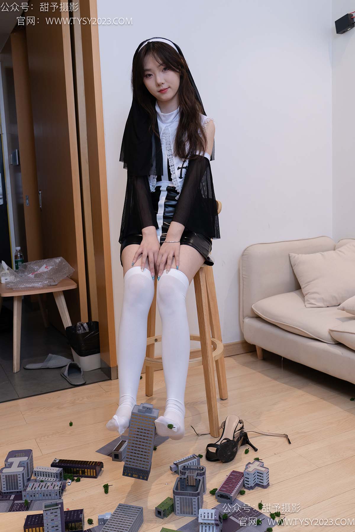 甜予摄影 NO.044 璇璇-修女服、高跟凉鞋、过膝白丝、小人国剧情
