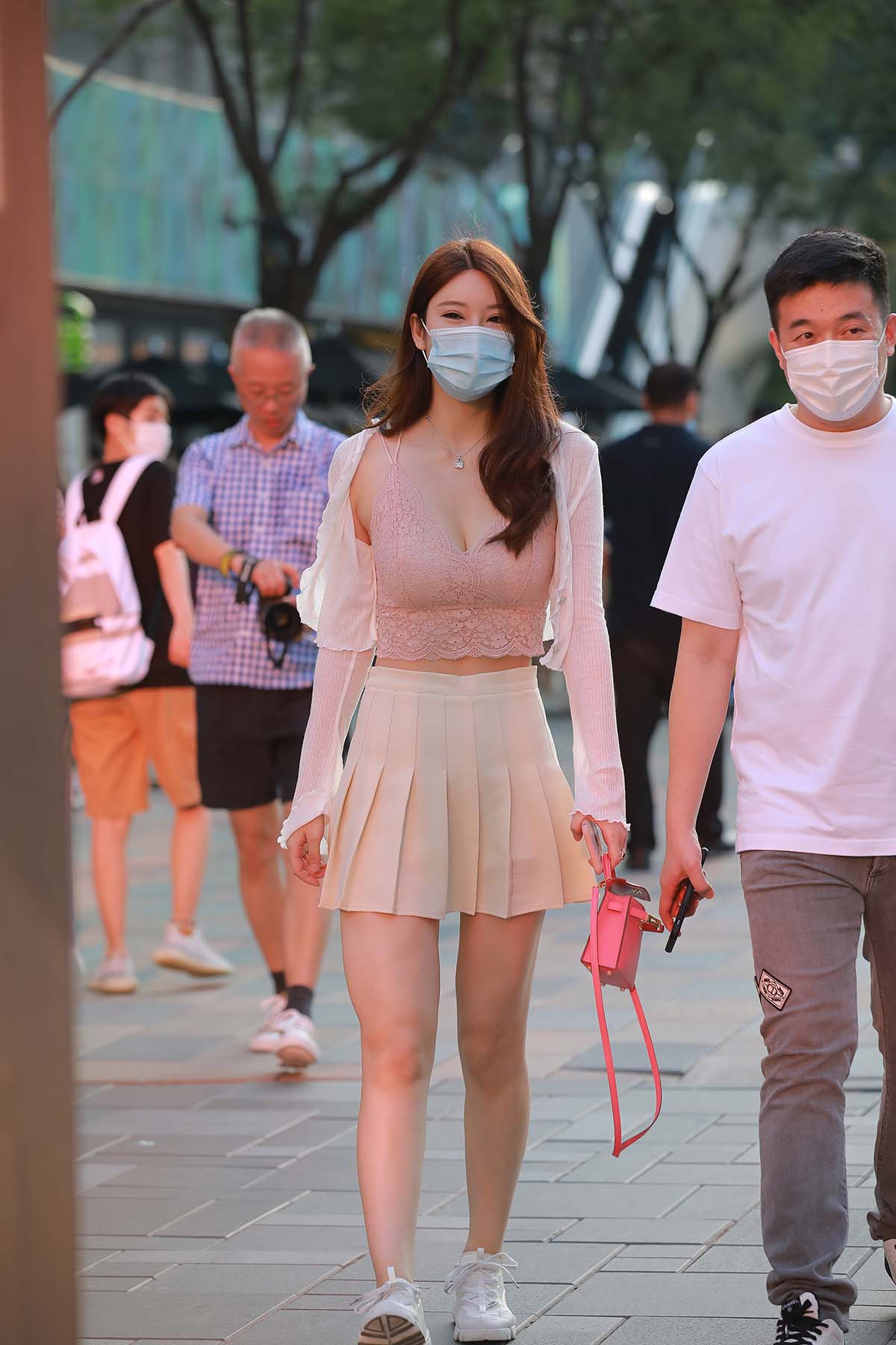 精选街拍作品 NO.2472 白色短裙吊带美胸