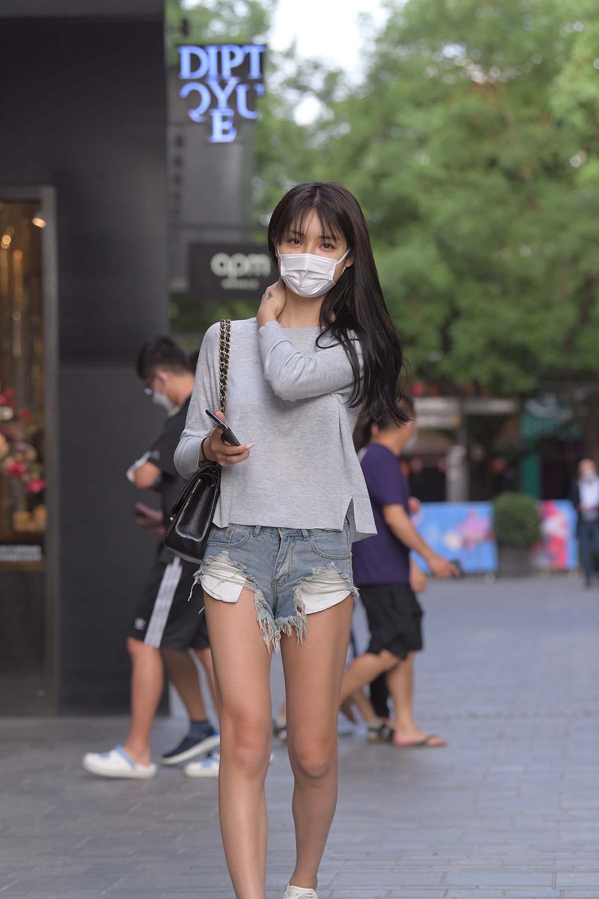 精选街拍作品 NO.2500 青春养眼牛仔短裤