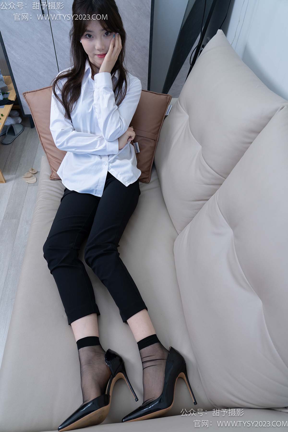 甜予摄影 NO.059 璇璇-OL制服、高跟鞋、薄绿丝、短肉丝短黑丝、裸足 预览图 - 2