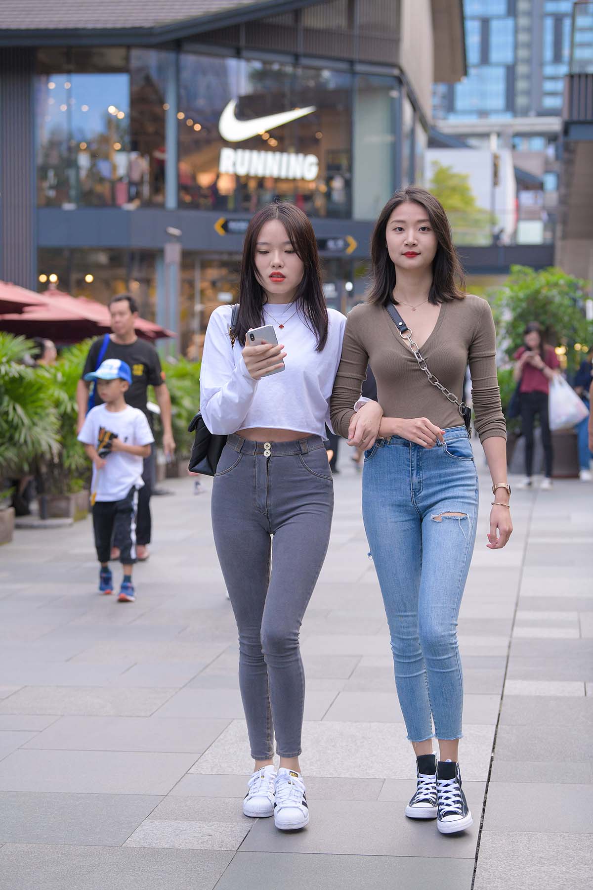 精选街拍作品 NO.2745 牛仔裤百搭显身材