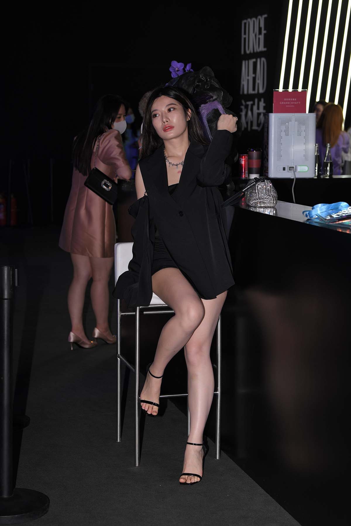 精选街拍作品 NO.2940 西装外套抹胸裙