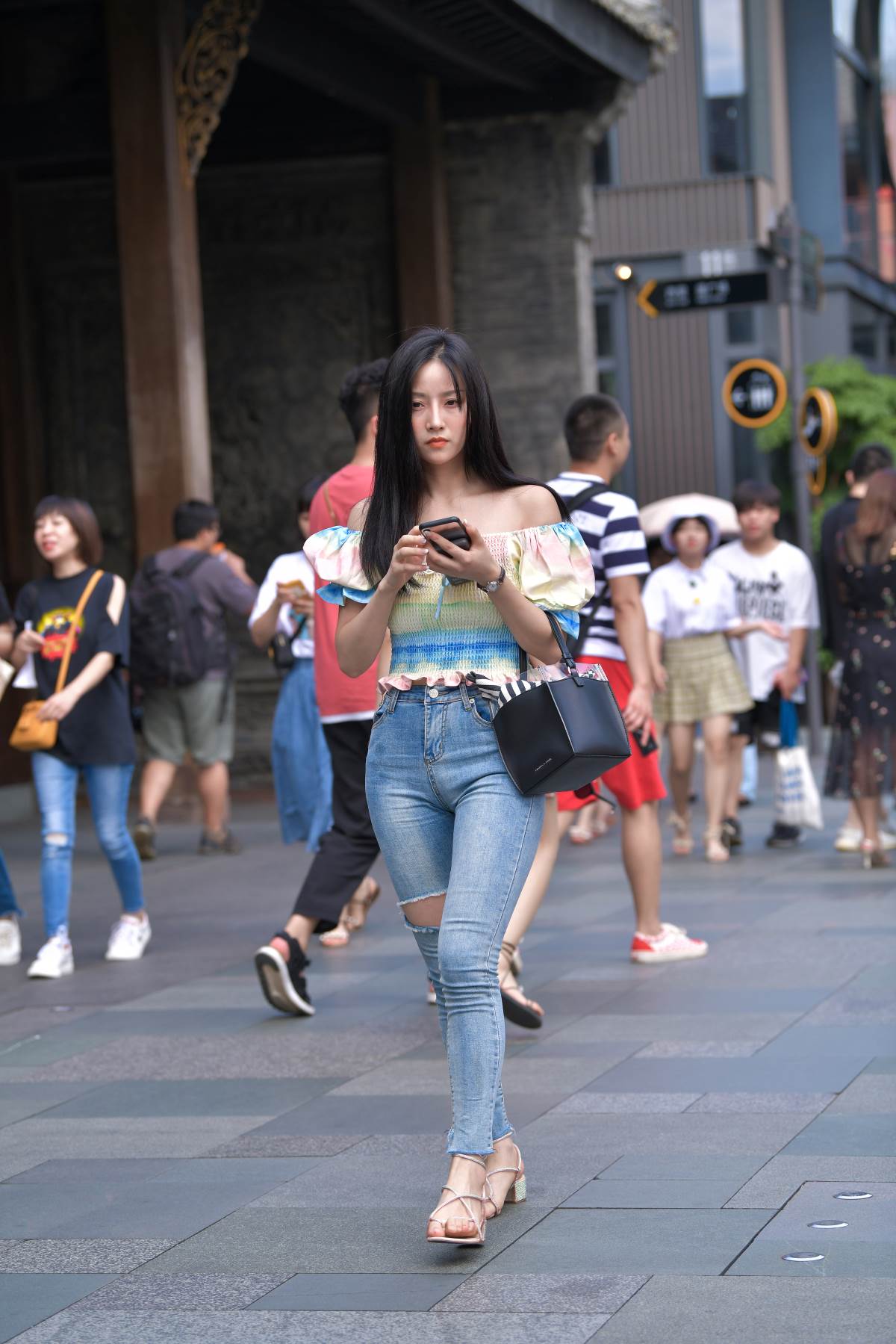 精选街拍作品 NO.3454 甜美动人一字肩