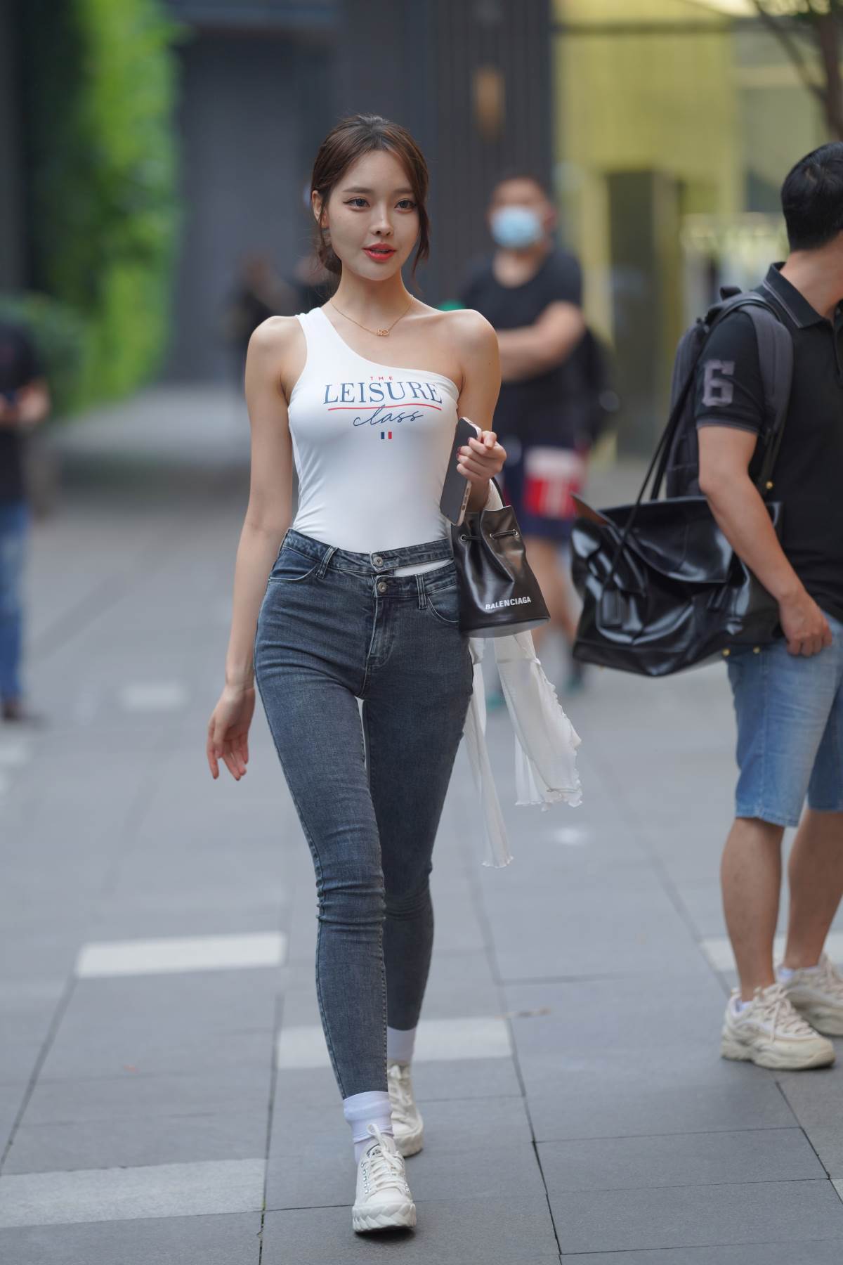 精选街拍作品 NO.3460 牛仔裤修身百搭