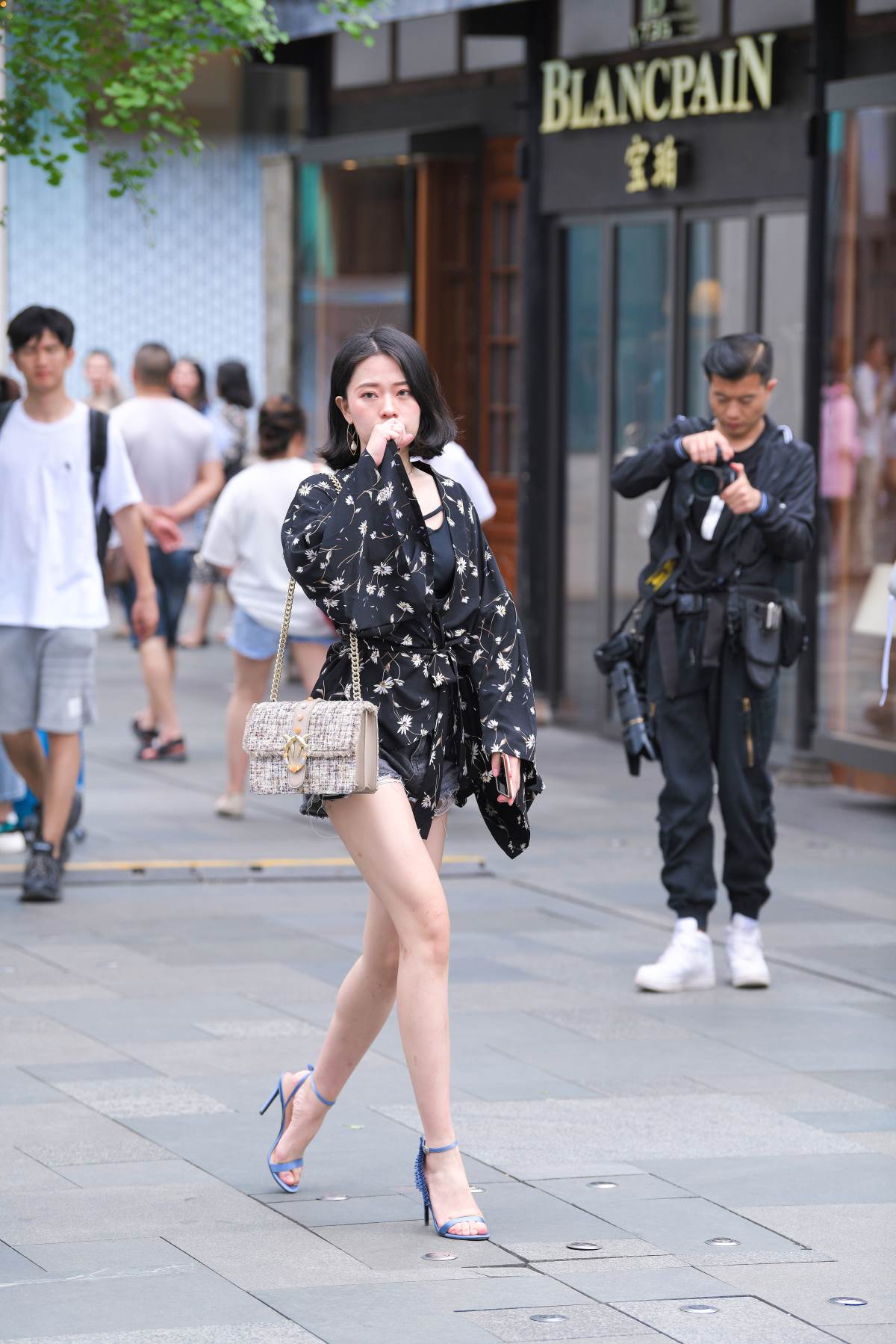 精选街拍作品 NO.3482 清新牛仔短裤碎花衣