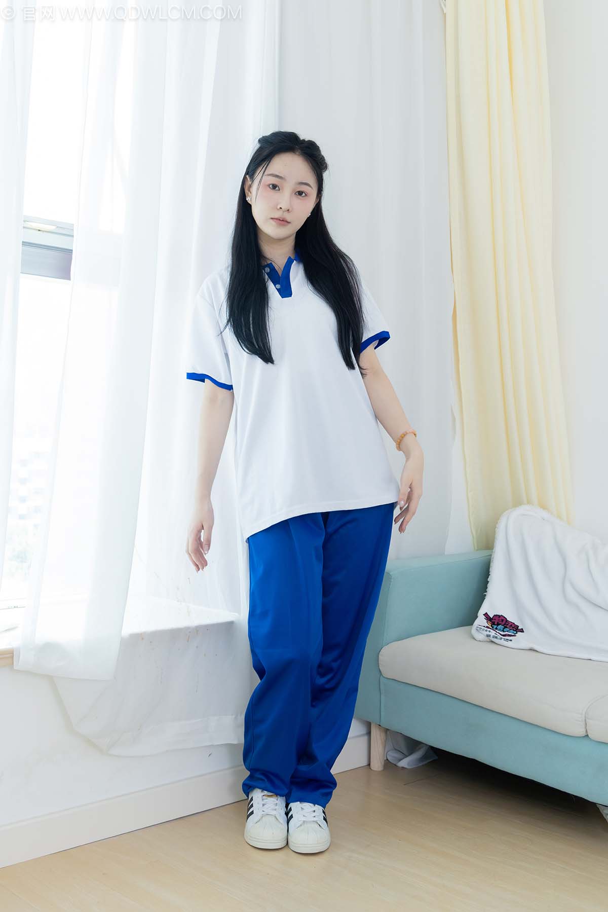 物恋传媒 NO.2241 美兔-板鞋、黑网袜、校服裤里丝