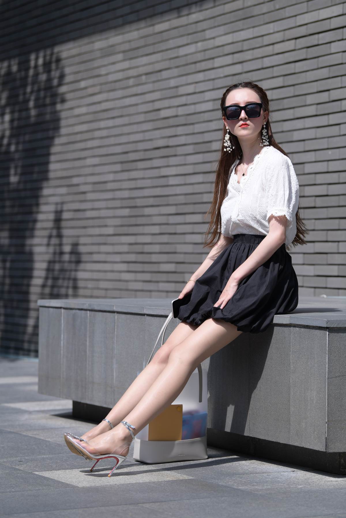 精选街拍作品 NO.3528 一始街拍作品 – 黑白搭配短裙