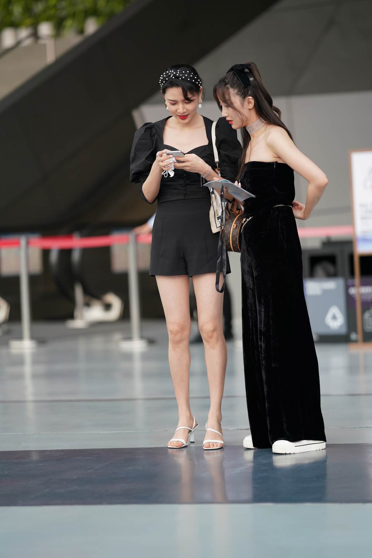 精选街拍作品 NO.3555 黑色复古风