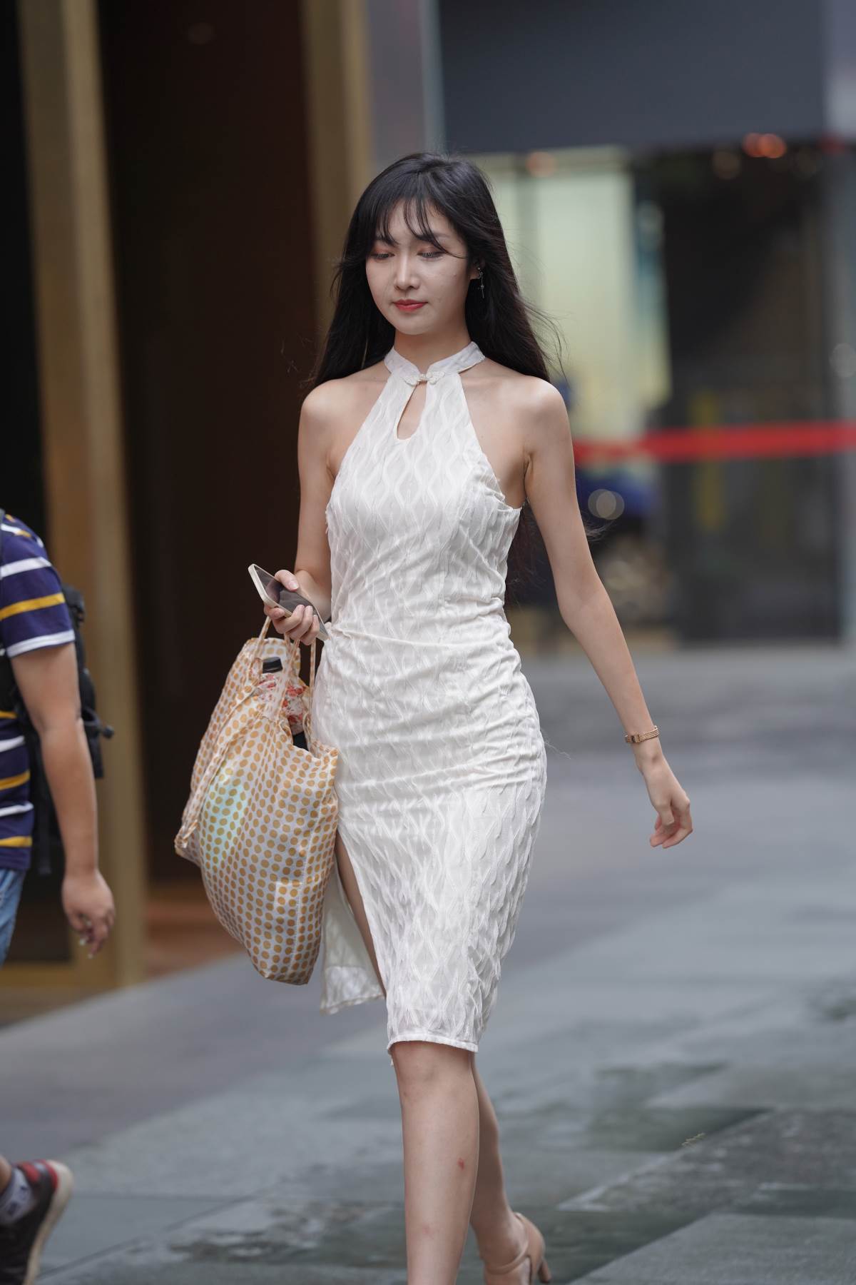 精选街拍作品 NO.3596 复古风白色连衣裙