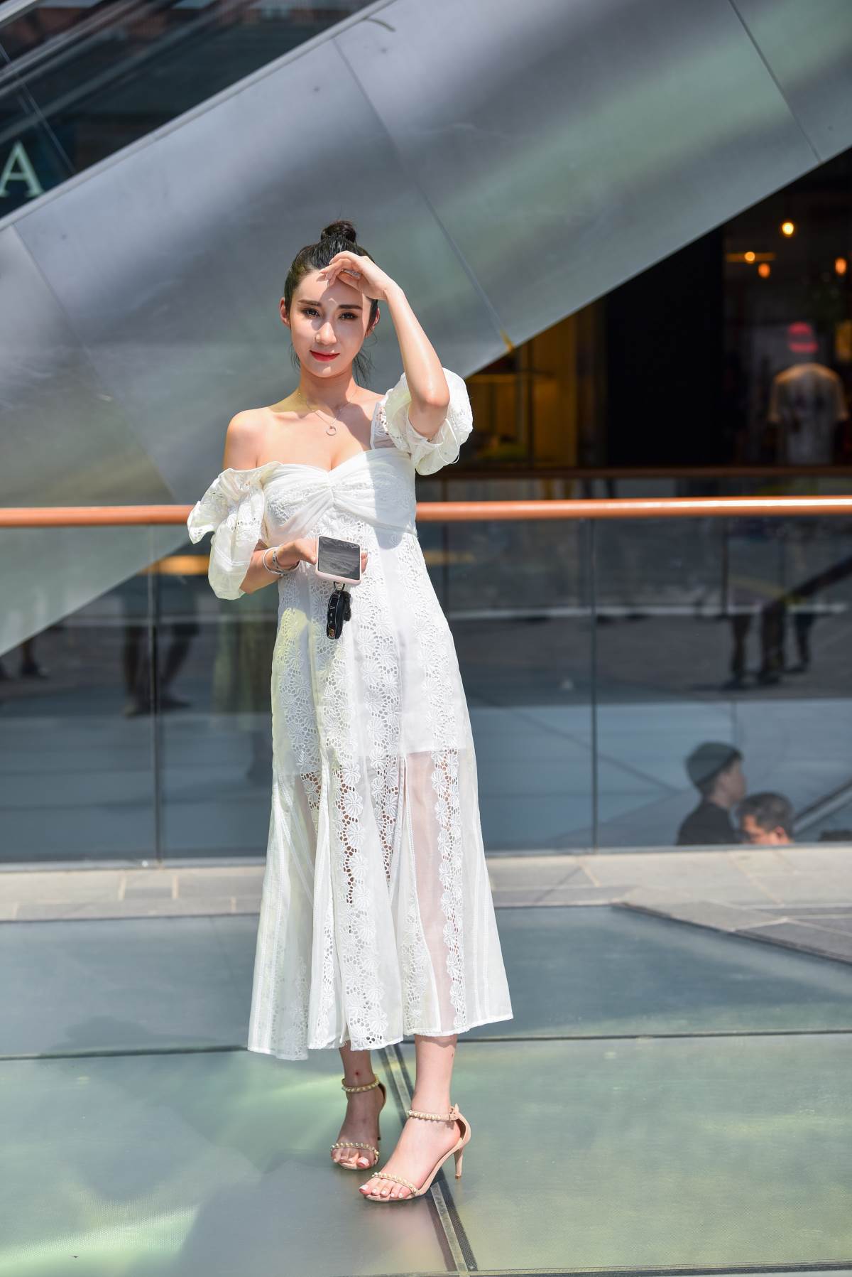 精选街拍作品 NO.3602 大气一字肩白裙